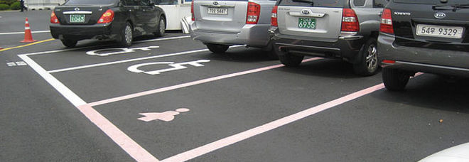 PARCHEGGI RISERVATI ALLE DONNE PIÙ LUNGHI E LARGHI: È POLEMICA - 21/07/2014