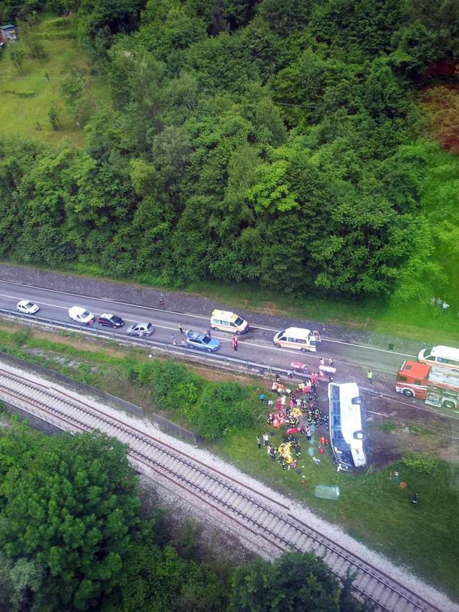 IL PULLMAN DEI BAMBINI FINISCE FUORI STRADA E SI RIBALTA: DECINE DI FERITI, TRE SONO GRAVI: ''ANDAVANO A GARA DI NUOTO'' - 29/05/2014