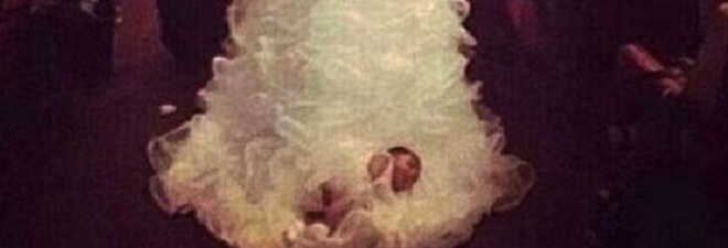 SI SPOSA IN CHIESA COL FIGLIOLETTO NEONATO LEGATO ALL'ABITO NUZIALE: ''L'HA PROTETTO CRISTO'' - FOTO - 02/06/2014