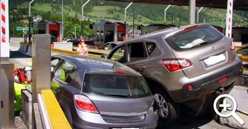 E' SUCCESSO AL CASELLO DI VIPITENO. E LA DINAMICA DELL'INCIDENTE HA DELL'INCREDIBILE - 02/06/2014