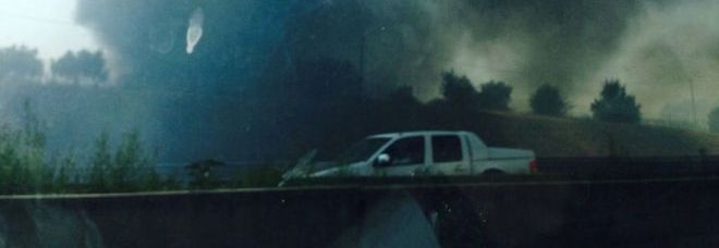 ROMA, INCENDIO SUL GRANDE RACCORDO ANULARE: NUBE DI FUMO NERO, TRAFFICO IN TILT - VIDEO SHOCK - 10/06/2014