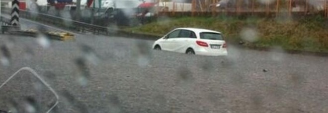 BOMBA D'ACQUA SU ROMA: NUBIFRAGIO E FORTI RAFFICHE DI VENTO. FERMA LA METRO A - VIDEO INCREDIBILE - 15/06/2014