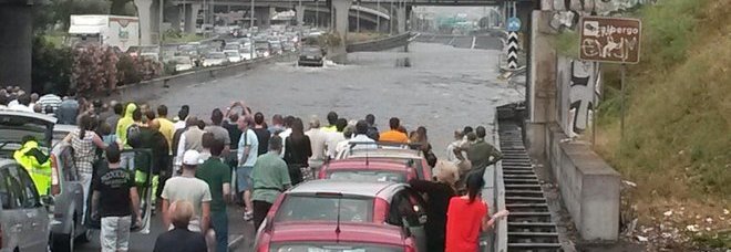 BOMBA D'ACQUA SU ROMA: IN CENTINAIA BLOCCATI SUL GRA - VIDEO - 15/06/2014