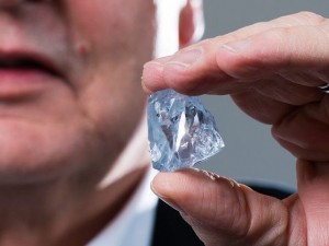 TROVATO IL DIAMANTE PIU' PREZIOSO DELLA STORIA: GRANDE COME UNA FRAGOLA - 01/09/2014