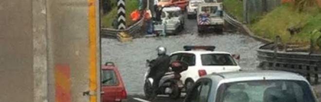 ROMA: MALTEMPO, IL GRA È DI NUOVO ALLAGATO: CHILOMETRI DI CODA E AUTOMOBILISTI BLOCCATI - 17/06/2014
