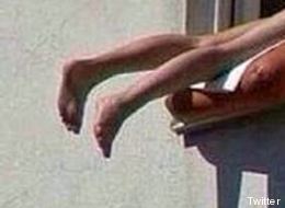 PRENDE IL SOLE TUTTA NUDA FUORI DALLA FINESTRA: LA RAGAZZA PROVOCA UN TAMPONAMENTO - FOTO - 18/06/2014