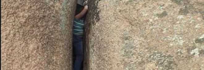 PROVA AD ATTRAVERSARE DUE ROCCE STRETTISSIME MA RESTA INCASTRATA: ''COLPA DEL MIO SENO'' - 05/09/2014