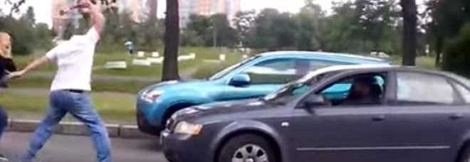 LITE IN STRADA, DOPO L'INCIDENTE PRENDE L'ASCIA E SFASCIA L'AUTO CON DENTRO UNA BIMBA - 10/09/2014