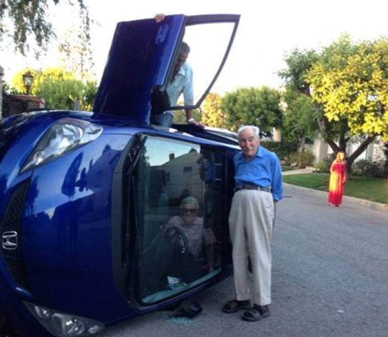 I SELFIE NON HANNO ETA': L'AUTO SI RIBALTA, MA LA COPPIA 80ENNE NON SI SPAVENTA E SI METTE IN POSA - FOTO - 26/06/2014