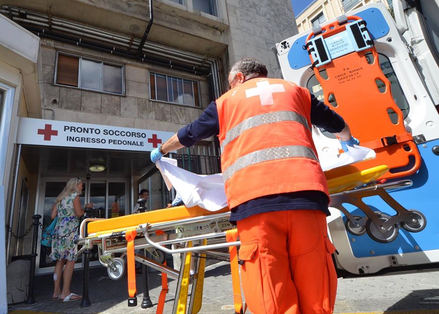 RIEMPIE UNA BUSTA PIENA DI ESCREMENTI E LA LANCIA DALLA FINESTRA. BAMBINO IN GRAVI CONDIZIONI - 29/06/2014
