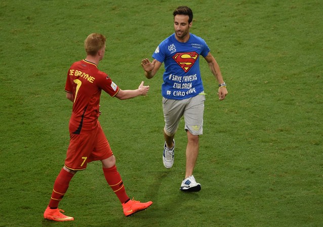 DURANTE LA PARTITA BELGIO-USA UN ITALIANO INVADE IL CAMPO. IL MESSAGGIO E' CHIARO - VIDEO - 01/07/2014