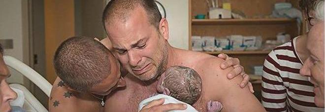PAPA' GAY PER IL BIMBO APPENA NATO: LA FOTO DOPO IL PARTO COMMUOVE IL WEB - 03/07/2014