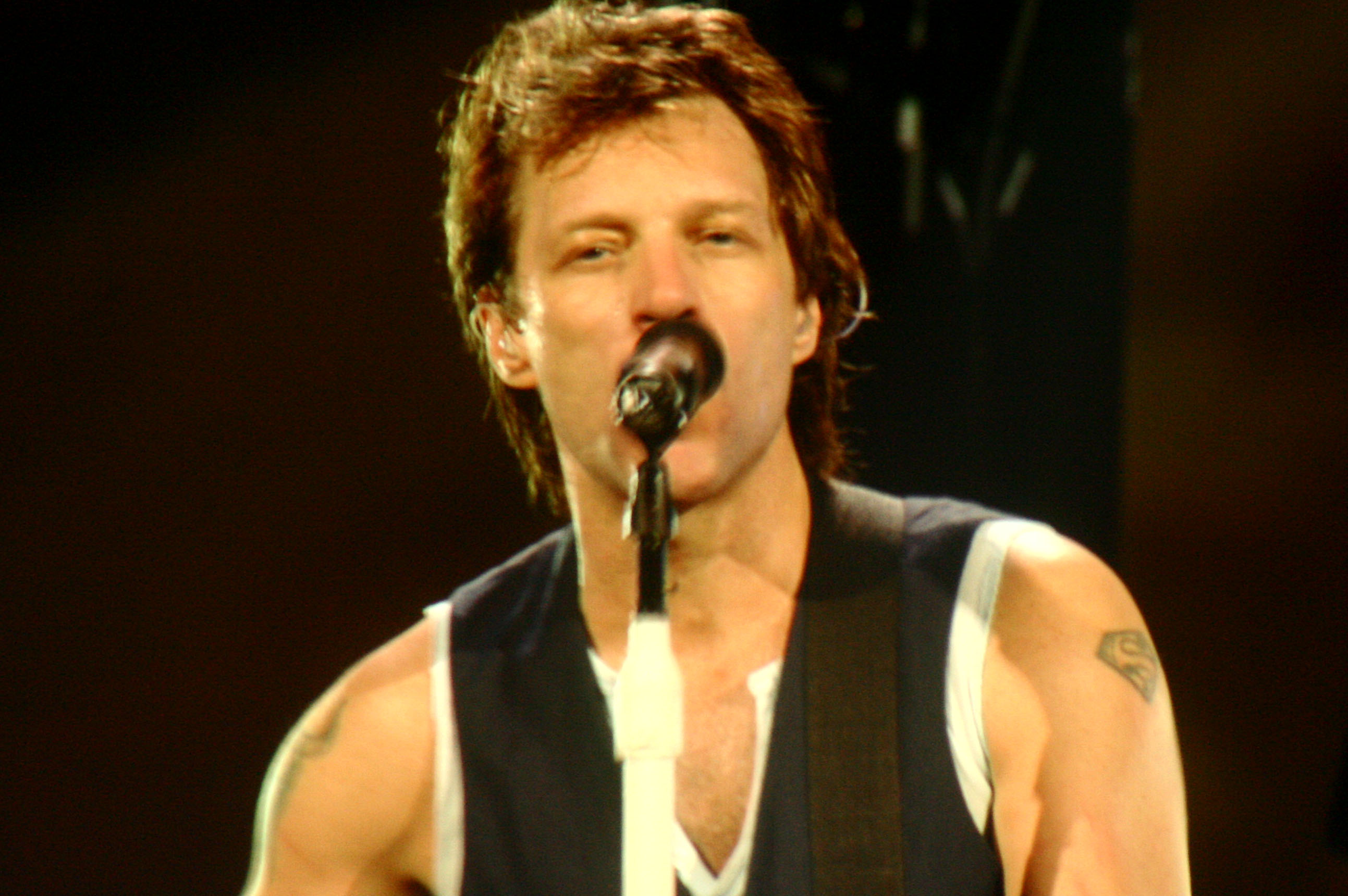 RICORDATE IL BEL CANTANTE JON BON JOVI? - ECCOLO ORA DECISAMENTE CAMBIATO - 09/07/2014