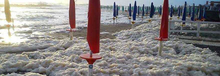 ROMA, ALLARME MARE INQUINATO: SPIAGGE INVASE DALLA SCHIUMA - GUARDA - 10/07/2014