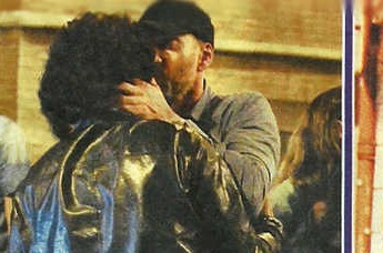 FRANCESCO RENGA E BIAGIO ANTONACCI BACIO NELLA NOTTE PRIMA DELLA CENA - FOTO - 15/07/2014