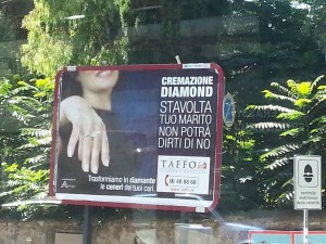 ROMA: SPUNTANO I CARTELLONI PUBBLICITARI SHOCK DI UN AGENZIA FUNEBRE - FOTO ALL'INTERNO
