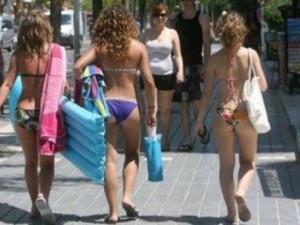 ORDINANZA ''ANTICAFONI'' STOP A BIKINI IN STRADA E PALLONE - E' POLEMICA - 20/07/2014