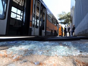 ROMA: AUTISTA LITIGA CON UN PASSEGGERO, FA SCENDERE TUTTI DALL'AUTOBUS E REAGISCE IN MODO INASPETTATO - 22/07/2014