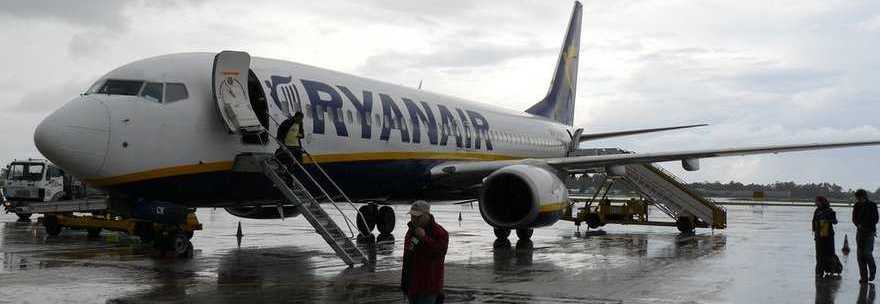 BOEING RYANAIR COLPITO DA UN FULMINE. TERRORE A BORDO, COSTRETTI A ATTERRAGGIO D'EMERGENZA - 03/08/2014