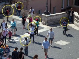 ROMA: PRIMA LO ACCERCHIANO, POI LO DERUBANO. NON AVEVANO FATTO I CONTI CON LA SUA REAZIONE - 03/08/2014