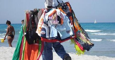 ARRESTATO FINANZIERE, ECCO COSA FACEVA CON LA MERCE SEQUESTRATA AI VENDITORI AMBULANTI - 07/09/2014