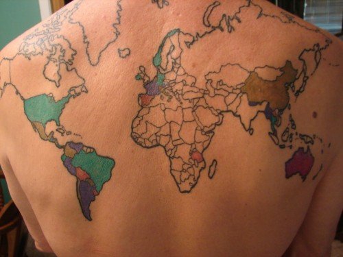 SI FA TATUARE UNA MAPPA DEL MONDO SULLA SCHIENA E COLORA TUTTI I PAESI CHE VISITA - 08/09/2014