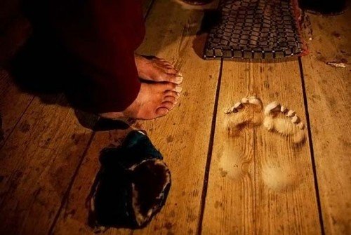 IMPRONTE DEL MONACO BUDDISTA ''INCISE'' SUL PAVIMENTO: HA PREGATO SULLO STESSO PUNTO PER 20 ANNI - 19/10/2014