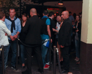 ESCLUSO ALL'ENTRATA DI UN LOCALE PER COM'E' VESTITO: ESTRAE 20.000 EURO IN CONTANTI E FA LICENZIARE IL BUTTAFUORI - 19/10/2014