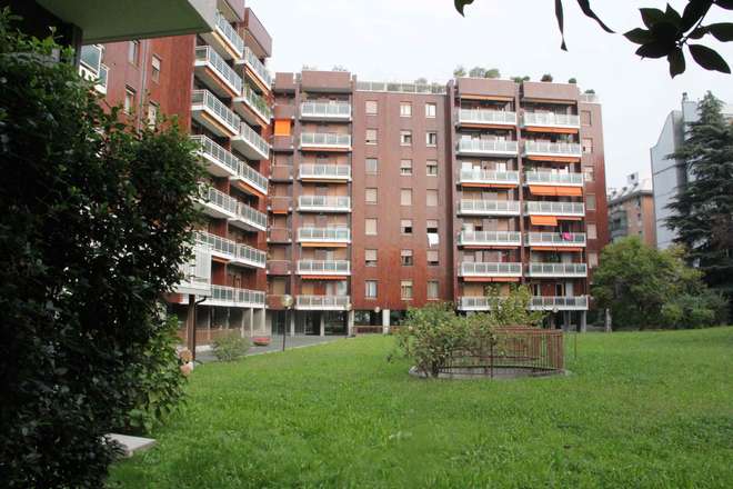 CADONO DAL 7° PIANO DI UN PALAZZO: MORTI PIETRO, 20 ANNI, E ALESSANDRA, 19 - 16/09/2014