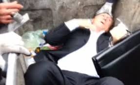 FOLLE GETTA UN MEMBRO DEL PARLAMENTO NELL'IMMONDIZIA - VIDEO - 17/09/2014