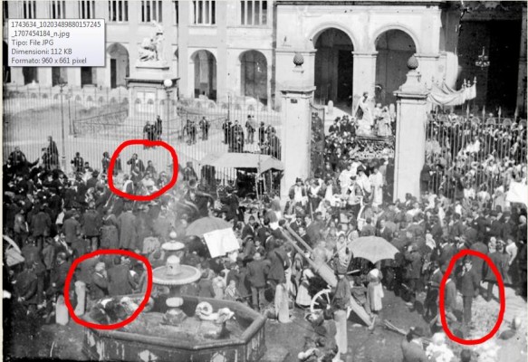 MISTERO IN UNA FOTO DEGLI ANNI 50. TUTTI INVESTIGATORI SUL WEB. COSA HANNO IN MANO LE PERSONE CERCHIATE IN ROSSO? - 18/09/2014