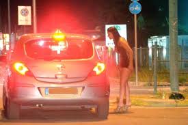 MARITO E MOGLIE LITIGANO, LA PROSTITUTA SI AVVICINA: ''FATE LA PACE'' - 21/09/2014