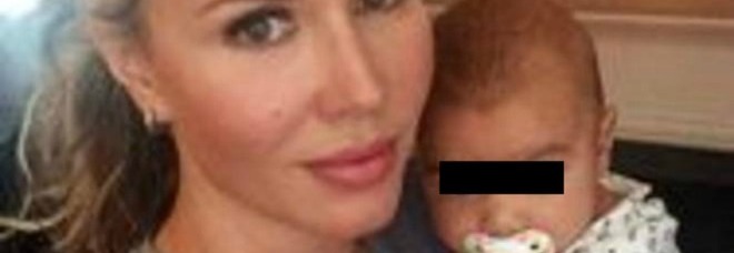 IL COMPAGNO LE SPARA ALLA TESTA: MAMMA SALVA LA FIGLIA DI SEI MESI FACENDOLA SCIVOLARE NEL WATER - 21/09/2014
