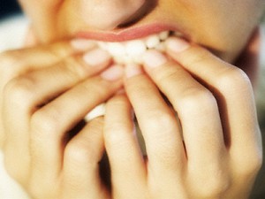 ECCO COSA PROVOCA IL VIZIO DI MANGIARSI LE UNGHIE - 27/10/2014