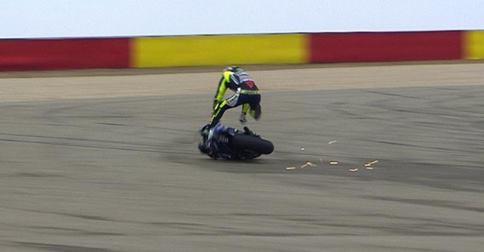 VALENTINO ROSSI CADE E LASCIA IL CIRCUITO IN BARELLA: ECCO LE PRIME PAROLE DEI MEDICI - 28/09/2014