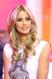 ELENA SANTARELLI NELL'OCCHIO DEL CICLONE, POSTA UNA FOTO SUL WEB E PARTONO LE CRITICHE - 28/09/2014
