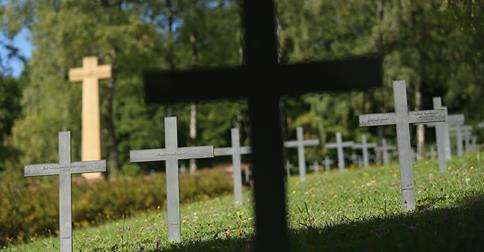 CREDONO SIA MORTA E QUANDO SENTONO LE URLA PROVENIRE DALLA BARA E' TROPPO TARDI, UNA FINE ORRIBILE. ECCO COS'E' SUCCESSO - 28/09/2014