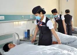 OSPEDALE CINESE FA VESTIRE LE INFERMIERE COME DELLE HOSTESS - FOTO - 07/11/2014