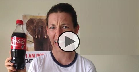 QUESTA RAGAZZA METTE MEZZO LITRO DI COCA COLA NEL WATER - ECCO COSA SUCCEDE - 30/09/2014