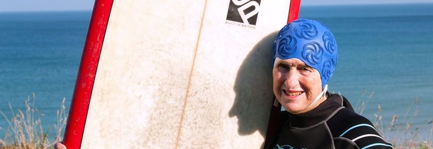 GWYNETH, NONNA SURF: CAVALCA LE ONDE A 69 ANNI - FOTO - 11/11/2014