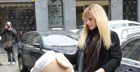 MICHELLE HUNZIKER DENUNCIATA: LA PRESENTATRICE DI ''STRISCIA LA NOTIZIA'' NEI GUAI - 05/10/2014