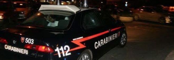 FANNO L'AMORE IN AUTO SOTTO AL LAMPIONE: DUE UOMINI NUDI FERMATI IN PIENO CENTRO - 16/11/2014