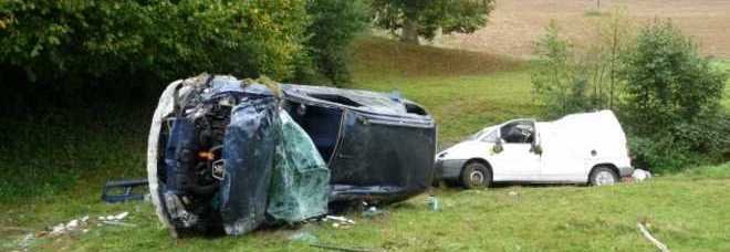 ILLESO DOPO UN INCIDENTE CHIAMA LA MOGLIE PER CHIEDERE AIUTO: LEI SBANDA E LO UCCIDE - 05/10/2014