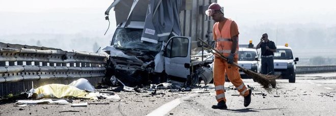 ROMA: TIR PIOMBA SUL CARRO ATTREZZI ACI E SUL FURGONE FERMI: TRAVOLTI E UCCISI 2 UOMINI - FOTO SHOCK - 07/10/2014