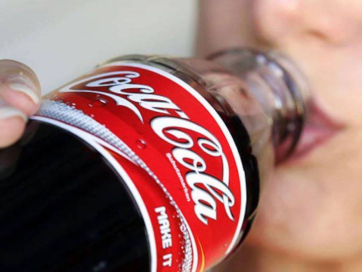 IL RAGAZZO APRE LA BOTTIGLIA DI COCA COLA, MA QUELLO CHE TROVA ALL'INTERNO E' DISGUSTOSO - FOTO ALL'INTERNO - 24/11/2014