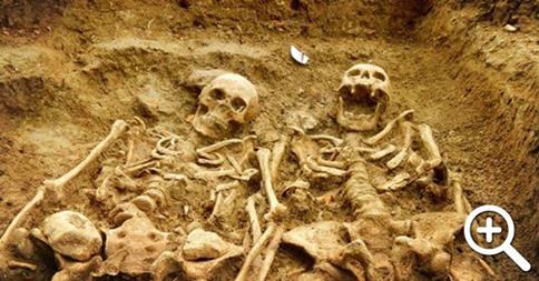 QUESTA COPPIA SI TIENE PER MANO DA 700 ANNI - L'INCREDIBILE FOTO - 27/11/2014
