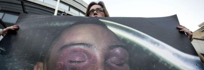 CUCCHI, ASSOLTI IN APPELLO TUTTI GLI IMPUTATI. ''NOI PARAGONATI AI NAZISTI MA SIAMO INNOCENTI'' - 01/11/2014