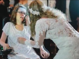 LASCIA LE NOZZE DELLA FIGLIA PER UNA CADUTA MA POI ACCADE L'INASPETTATO - 22/12/2014