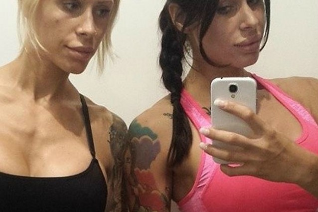 SI CHIAMANO EMMA E SARA E SONO DUE GEMELLE OSSESSIONATE DA UNA STRANA MANIA - GUARDA - 02/11/2014