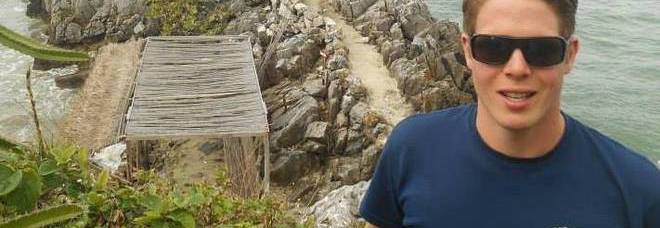 QUESTO RAGAZZO REGALA UN VIAGGIO ATTORNO AL MONDO A CHIUNQUE SI CHIAMI COME LA SUA EX - 04/11/2014